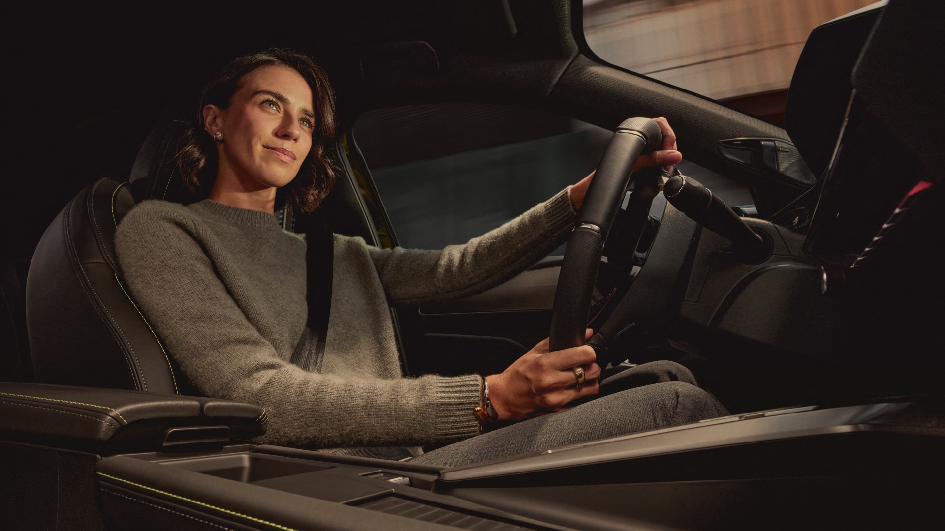 Vrouw achter het stuur van een Peugeot